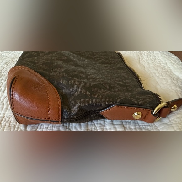 Michael Kors Monogram Signature 2-tone Brown Shoulder Bag w/ Hang Tag Logo Charm - Picture 4 of 10